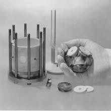 Electrostatic vacuum gyroscope